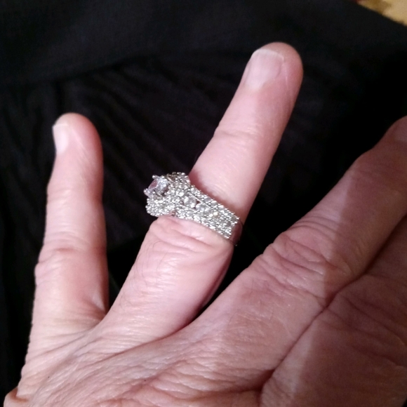 Beautiful Ring - Picture 3 of 3